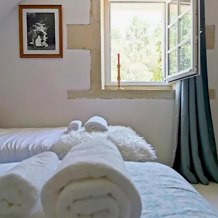 Alojamento de Acomodação e Pequeno-almoço Quatre Chats Sous Un Pin 3*